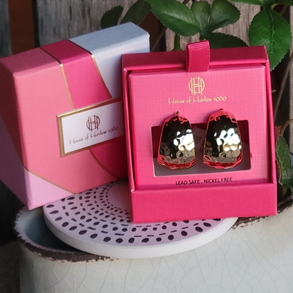 NEW House of Harlow 1960 hammered gold tone thick hoop crescent shaped earrings - Picture 6 of 11